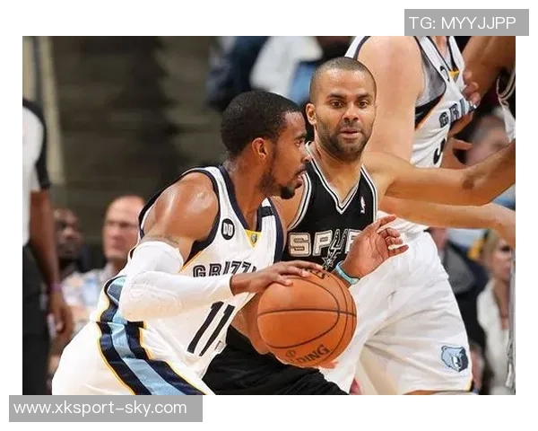 文班在队内训练中化身怪物持球一条龙突破抗飞防守完成双手暴扣 文班在队内训练中化身怪物持球一条龙突破抗飞防守完成双手暴扣