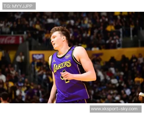 湖人训练热身艾顿与克内克特折返跑展现拼搏精神与团队默契 湖人训练热身艾顿与克内克特折返跑展现拼搏精神与团队默契